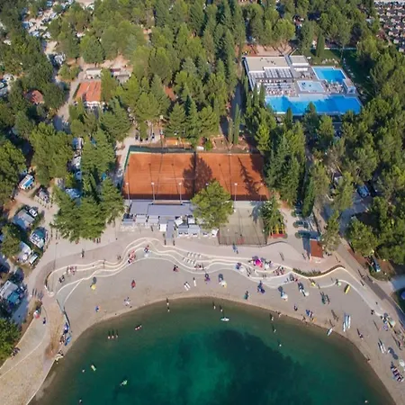 Easyatent Valkanela Park za odmor 4*