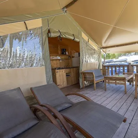Easyatent Valkanela Park za odmor 4*
